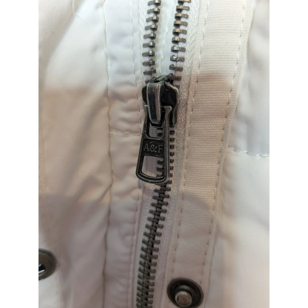 Vintage Y2K Abercrombie & Fitch White Preppy Short Puffer Jacket Medium Ski Coat